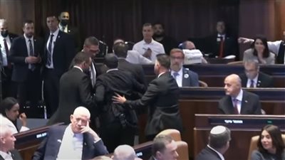 طرد عضوين بالكنيست بعد محاولاتهما مقاطعة خطاب ترامب 