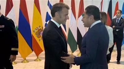 الإعلامي خالد أبو بكر يبادل الرئيس الفرنسي تحية حارة بقمة شرم الشيخ للسلام
