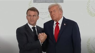 ترامب يلتقط صورًا جماعية مع قادة ورؤساء الوفود المشاركة في قمة شرم الشيخ