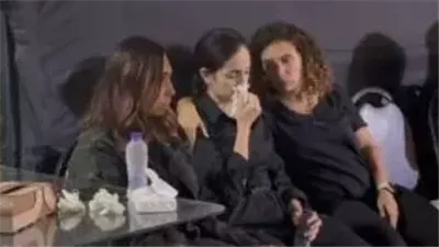 انهيار شيماء عبدالقادر أثناء استقبالها لـ «عزاء» والدها