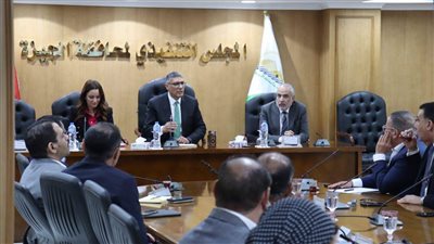 محافظ الجيزة: تعليق اللافتات والملصقات بالتعريفة الجديدة بالمواقف والمحطات