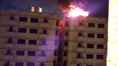 مجهولون يشعلون حريقًا في خزانات مياه بأعلى عقار في الإسكندرية