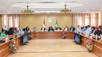 محافظ الشرقية خلال لقاء المواطنين .. توفير 13 فرصة عمل ومساعدات عاجلة