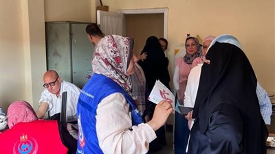 حملة 100 يوم صحة تقدم خدماتها للعاملين بمدرسة العاشر من رمضان بالسويس