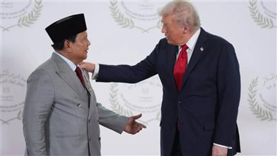 بسبب ميكرفون.. طلب خاص يوقع رئيس إندونيسيا في موقف محرج أمام ترامب