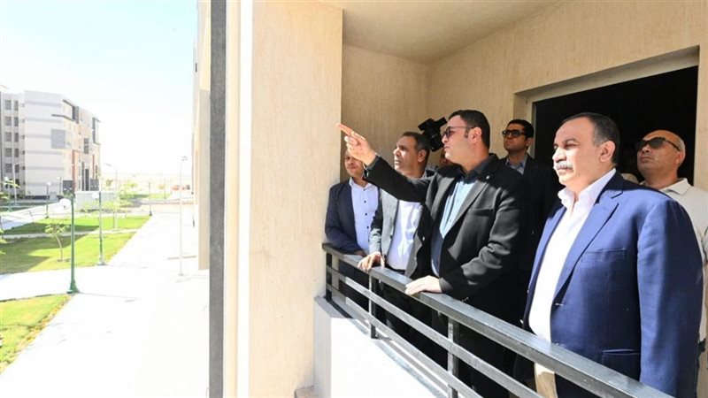 محافظ أسيوط ووزير