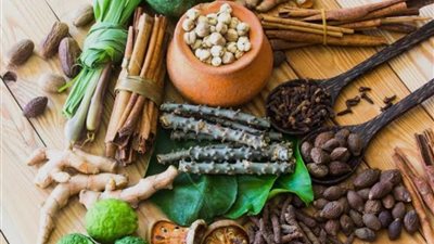 من وصفات الأيورفيدا.. أعشاب طبيعية هندية تمنحك شعراً أطول وأكثر كثافة 	