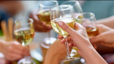 من الهدوء إلى التوتر.. لماذا يغير النبيذ الأبيض مزاج بعض النساء؟