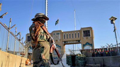 باكستان تغلق حدودها مع أفغانستان.. وتأهب أمني بعد نزيف الاشتباكات