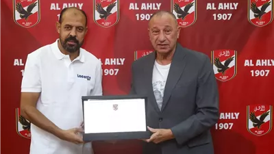 الخطيب يُكرم عماد النحاس تقديرًا لجهوده مع الأهلي طوال الفترة الماضية 