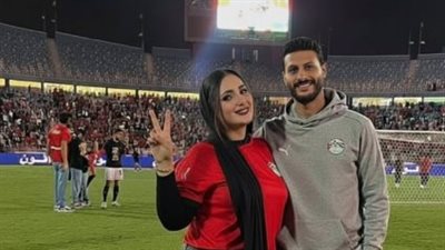 مشجعة أهلاوية تنشر صورة برفقة الكابتن محمد الشناوي والجمهور يعلق 