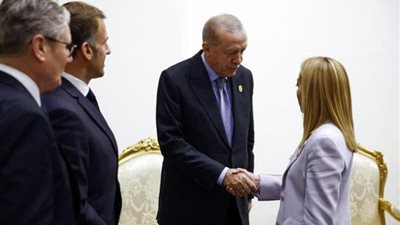 مزاح أردوغان مع ميلوني يشعل مواقع التواصل في قمة شرم الشيخ 