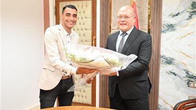 ببكيه ورد.. إداريو مستشفى سوهاج الجامعي يعبّرون عن امتنانهم لرئيس الجامعة  