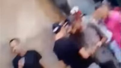 المدمنين يصطفون طابور بصفط اللبن للحصول على الجرعة.. الأمن يفحص فيديو 