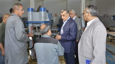 جولة مفاجئة.. وزير الانتاج الحربي يتفقد سير العملية الانتاجية بشركة كيماويات 