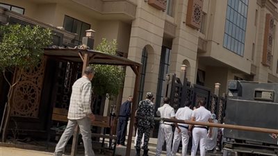 سوزي تظهر بالملابس البيضاء أثناء وصولها إلى المحكمة وسط حراسة مشددة