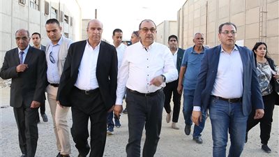 وزير قطاع الأعمال العام يجري جولة تفقدية بشركة 