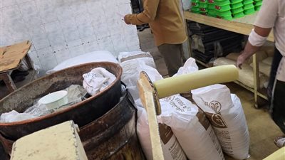 تموين فاقوس يضبط 35 شيكارة دقيق و 500كيلو سكرمجهول المصدر 