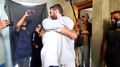 قبل قدمي ابنه وسقط مغمى عليه.. الفلسطيني شادي أبو سيدو حر 