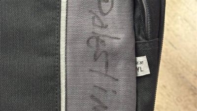 عمال مطار برشلونه يكتبون 