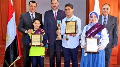 محافظ سوهاج يكرم الطلاب الفائزين على مستوى الجمهورية في تحدي القراءة العربي