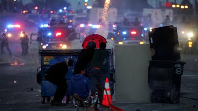 لوس أنجلوس:  تعلن حالة الطوارئ احتجاجًا على حملة مداهمات الهجرة