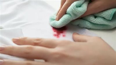 بخطوات سهلة وبسيطة.. كيفية إزالة بقع مناكير الأظافر من الملابس؟