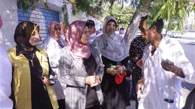 طلاب المدارس الفنية يبدعون برسم لوحات جدارية على سور محطة القطار بدمياط