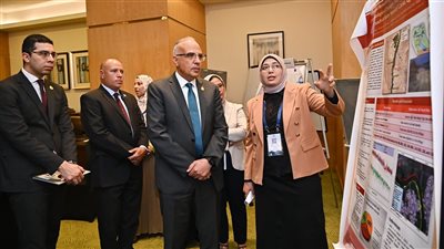 «سويلم» يتفقد الجلسة العلمية للملصقات البحثية في «أسبوع القاهرة للمياه» |صور