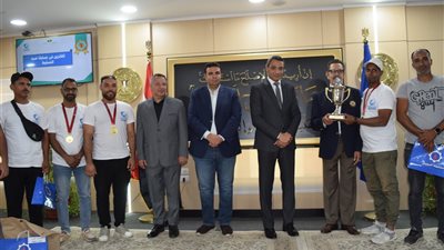 محافظ السويس يسلم الجوائز للفائزين بمسابقة مهرجان الصيد الأول 