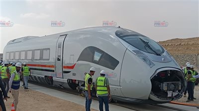 وصول أول قطار سريع 