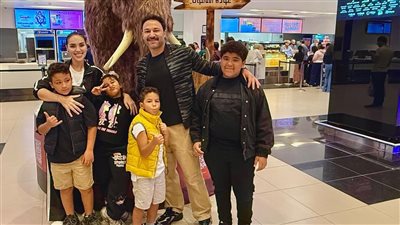 بعد أزمة طليقته.. محمد العمروسي ينشر صورته مع زوجته وأبنائهما: الكنز الحقيقي