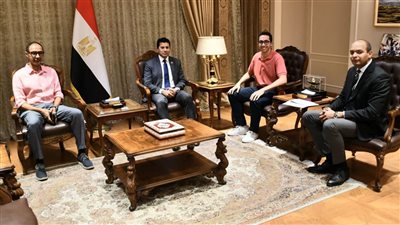 وزير الرياضة يلتقي لاعب منتخب السلاح محمد حمزه ويطمئن على برنامجه العلاجي