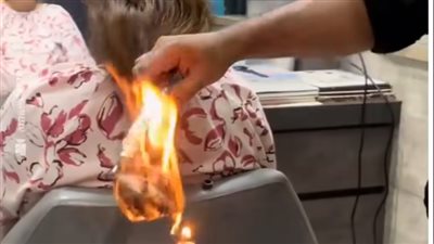 بطريقة غريبة ومثيرة للجدل.. مصفف يستخدم النار لقص شعر الزبائن 