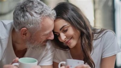 أزمة منتصف العمر أم بحث عن الذات؟ سر انجذاب الرجال إلى الأصغر سنا