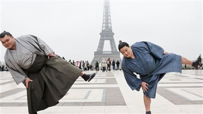 السومو يغزو لندن..أبطال اليابان العملاقون يستعرضون قوتهم في قاعة ألبرت الملكية