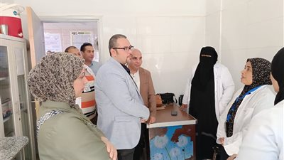 فى زيارة مفاجئة .. وكيل صحة الشرقية يتفقد المركز الطبى بكفر صقر