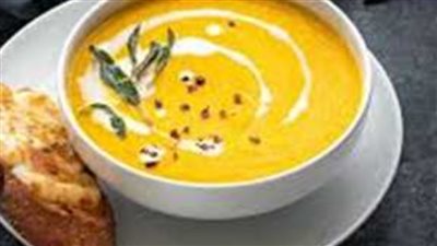 شوربة القرع الكريمية.. نكهة الخريف في طبق دافئ ولذيذ 	