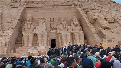مدينة أبو سمبل تتزين للاحتفال بتعامد الشمس على وجه رمسيس الثاني