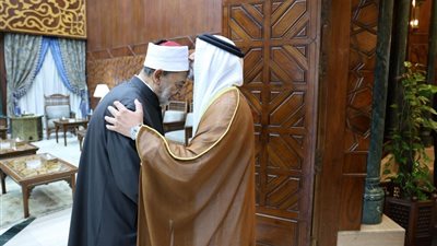 قُبلة على رأس الإمام.. شيخ الأزهر يستقبل السَّفير الإماراتي الجديد لدى القاهرة