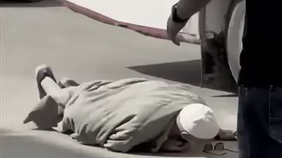 شال إيده فوقع على الأرض.. تفاصيل واقعة عم فوزي والتباع بالمنصورة