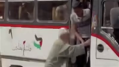 بعد واقعة سقوطه من الأتوبيس.. فاعل خير يهدي مسن بالدقهلية رحلة عمرة مجانية