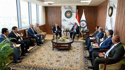 وزير البترول يبحث مع رئيس قناة السويس إقامة محطة لتسييل الغاز الطبيعي ببورسعيد
