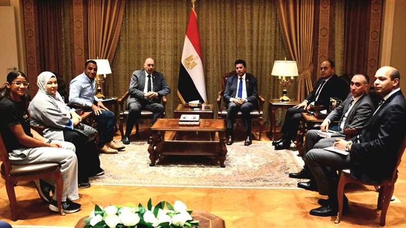 وزير الرياضة يلتقي