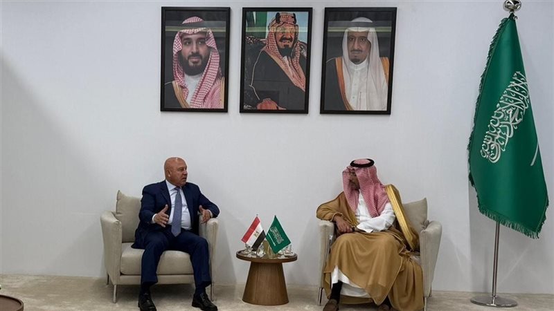 الوزير خلال الإجتماع
