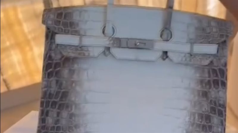 جورجينا تشارك حقيبتها