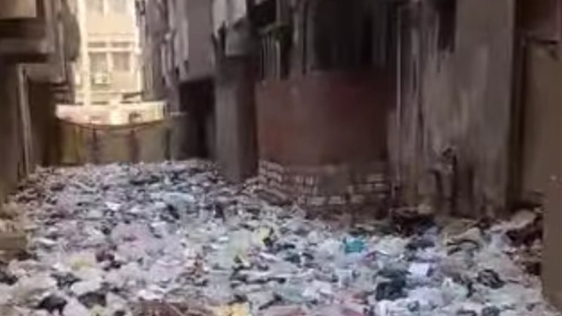 القمامة خلف مجمع