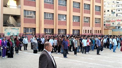 إحالة معلم للتحقيق وفصل طلاب لاستخدام المحمول بقنا