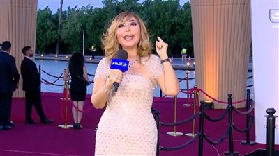 لميس الحديدي أول الحاضرين بفستان ذهبي مطرز بالكامل