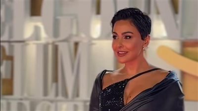 بقصة boy cut وفستان أسود لامع نيولوك ميس حمدان على السجادة الحمراء 